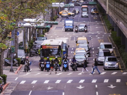 等紅燈打N檔還P檔？專家教正確做法 安全不傷車