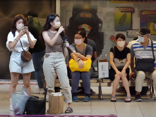 女友1動作他嚇「胸型一覽無遺」 網也搖頭：很明顯