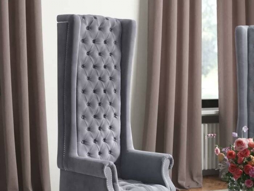 椅子長度與價格都「有夠高」！英國家具商新品引網友熱議