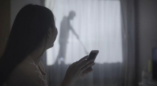 獨自在家好害怕！日推出「窗簾上的男友」讓女友一人也有滿滿安全感！