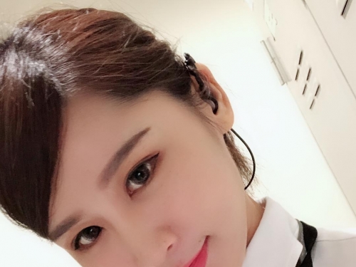 高鐵驚見「超正站務員」！氣質清新甜美可愛　保守制服下是美乳好身材！