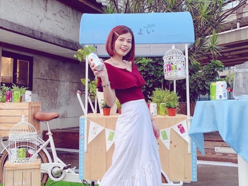 正妹人妻「安柏涵」泳池泡水角度好兇，「誘惑深溝」性感解放！