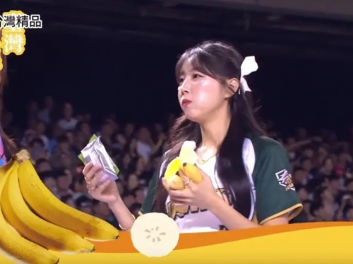 中職》安芝儇中職明星賽吃香蕉！李雅英傻眼　農業部的國產蕉太香了