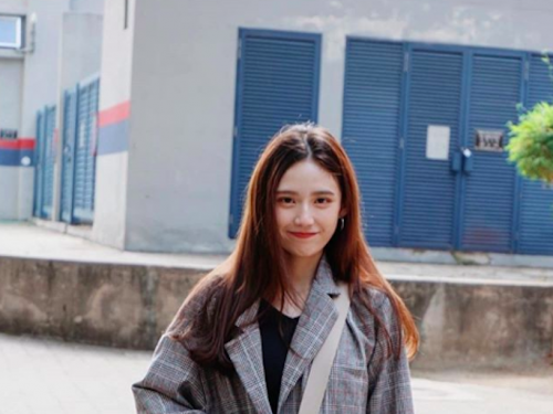 氣質美少女KEYI渾身散發「青春感」，盪鞦韆時的甜笑看了馬上心動！
