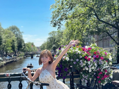 「念念」海底餐廳穿好辣！「渾圓雙球」快溢出，還以為魚都泡在奶裡長大
