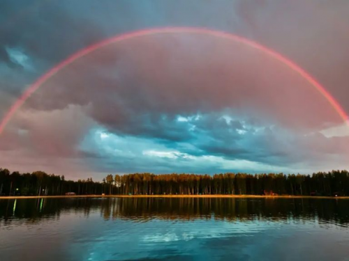 彩虹很常見，純紅色的彩虹見過嗎？芬蘭出現罕見紅色彩虹