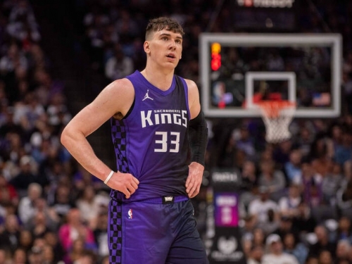 NBA》幫詹皇、東契奇找幫手 湖人2年約3.5億約簽下國王射手