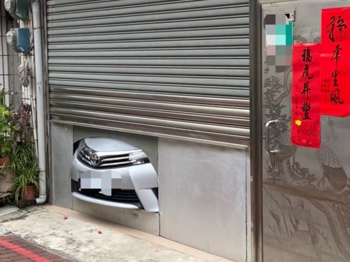 奇景！台南車庫「開洞露小頭」 這原因被網讚：有公德心