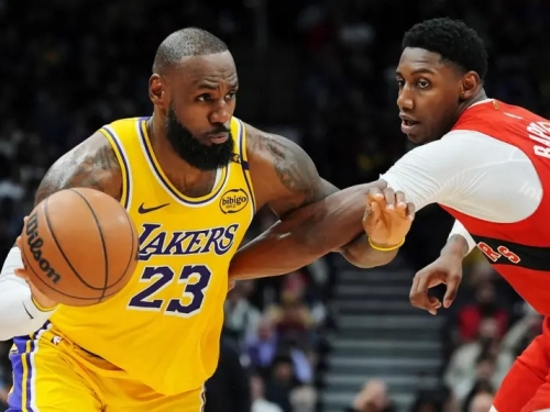 NBA》NBA躲避球大賽開打？詹皇用球狠砸對方小將沒有犯規