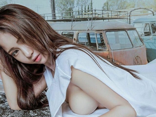 這個妹子身材真的猛！筋開腰軟不說，渾圓飽滿的「大Ｄ奶」不管什麼角度看都很圓啊！