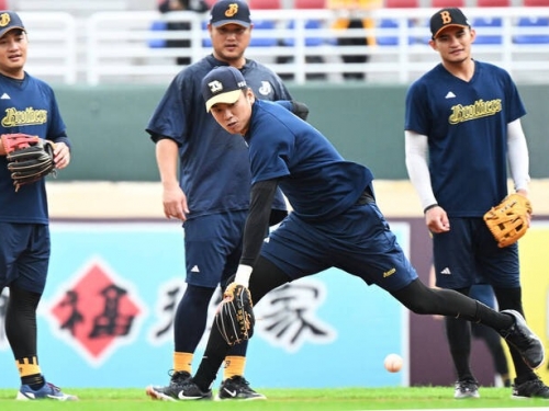 台灣大賽》桃園外野濕滑長青苔 兄弟教練點出1大疑慮
