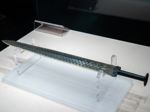 勾踐劍柄藏玄機 間距0.2毫米 專家破解上古黑科技
