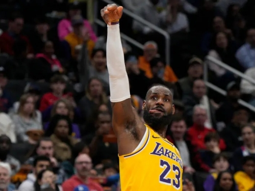 NBA》湖人若缺中鋒　美媒：多數時間Luka持球、建議James擔任　