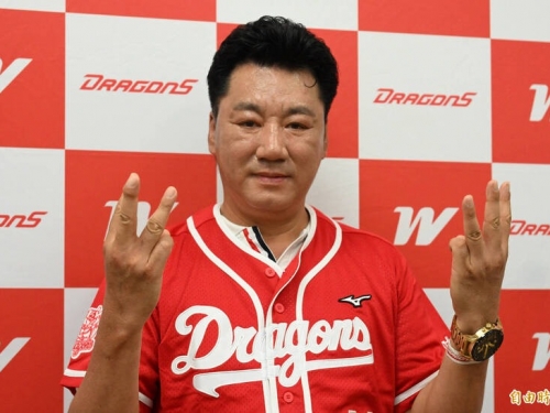 中職》金德七很榮幸再來台灣 手機桌布是1999年味全球員卡