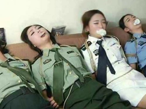 一張圖求解AV女優！4位軍裝妹被「塞嘴綑綁」　網友笑：是莒光園地吧？