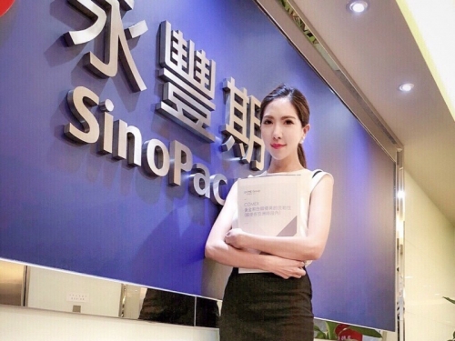 想存兩億！香港網路瘋傳台灣OL「爆乳上班」畫面　本尊是金融業正妹