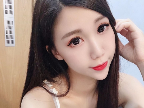 氣質性感女神「Miyo米優」曲線太誘惑　逆天美腿讓人招架不住