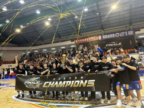 SBL》因簽賭風波差點滅團的裕隆完成連霸 40歲周士淵奪FMVP