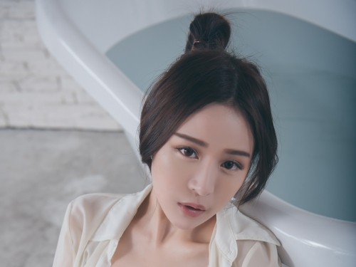 戀愛了！超正「美乳OL」白皙美腿太逆天！白嫩的雪白美乳讓人好興奮啊…