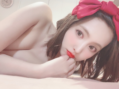 今天上健康教育？「三上老濕」爆乳開課　外套裡面什麼也沒穿喔♥