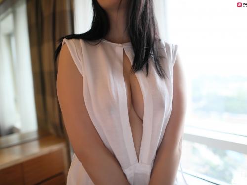 「巨乳人妻」被誘拐開房衣服也開開　胸口大洞露出「白嫩乳球」！
