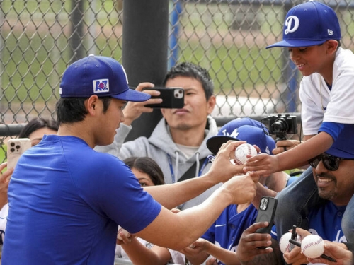 MLB》超興奮！獲大谷翔平簽名球還擊掌 8歲小粉絲盛讚「史上最強」
