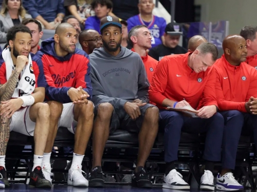 NBA》右膝發炎未癒！Leonard熱身賽「關機」 例行賽主場開幕戰能否出賽仍存疑