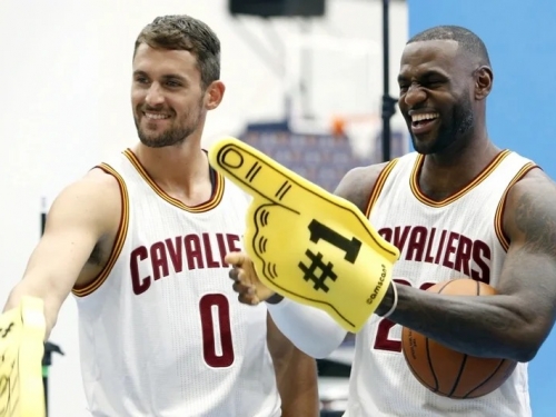 NBA》詹皇對新援「因材施教」愛神吃味：10年後仍是詹黑