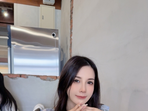 若隱若現贏很大！巨乳正妹「吉寶」低胸洋裝秀雪白一片，網友：太辣