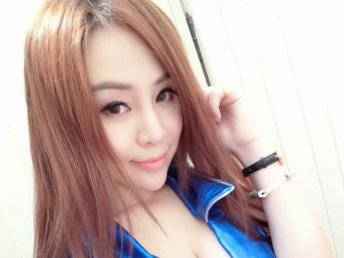 「性感花魁」和服敞開「衣不蔽體」美乳全都見客了！魅惑大眼電力十足！