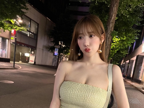 青梅竹馬姐妹丼！巨乳姊姊「小宵虎南」看上妹妹男友，不穿內衣狂色誘