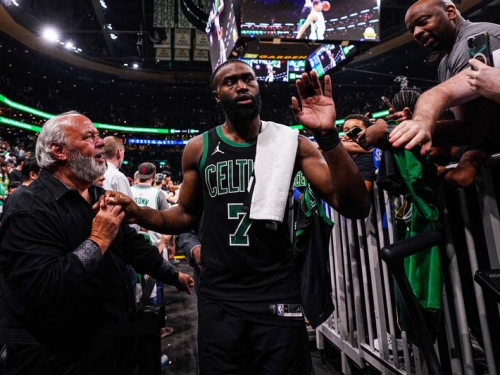 NBA季後賽》沒入選年度陣容仍狂飆40分！J.布朗：我他X沒時間管這個