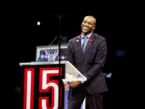 NBA》暴龍隊史第一人！「加拿大飛人」15號球衣退休　Carter激動落淚