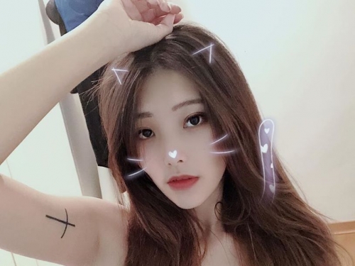 爆奶正妹「妮莎Nisa」躺床擦新口紅，火辣造型讓人想親一口～