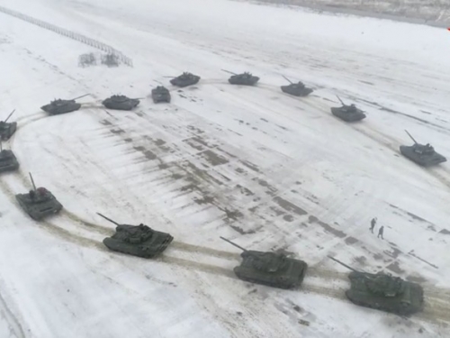 裝甲也成繞指柔！T-72戰車排成愛心求婚 軍官抱回美嬌娘