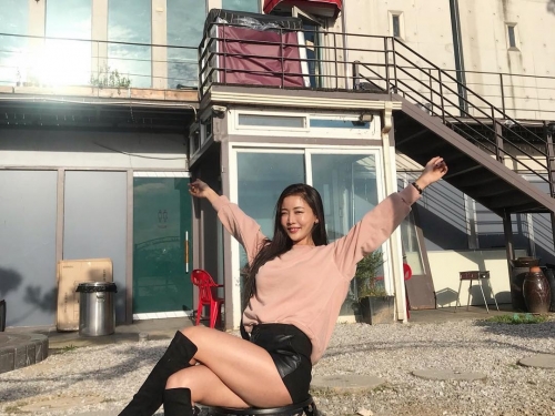 大方獻寶！健身正妹挺出傲人「飽滿雙胸」朝前看齊，乳力爆發讓人血脈噴張