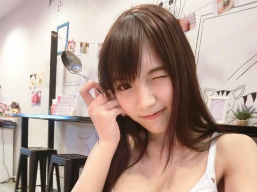 泰超萌「棒糖妹」秀美波　超胸讓網友驚：一暝大一吋？