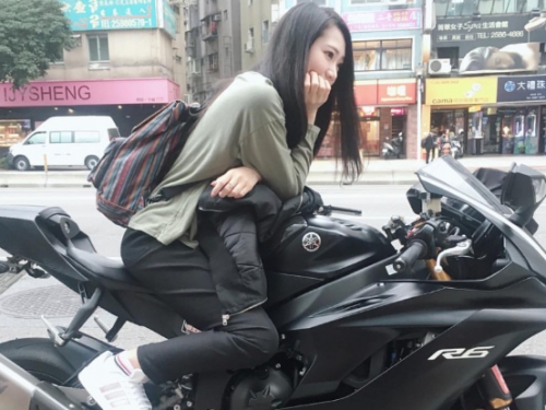 正妹健身教練同時也是「重機女神」！爆乳騎車引起追焦太犯規