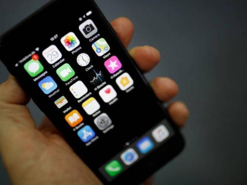 神奇！iPhone掉入水中近1年被撈出 充電後竟能正常開機