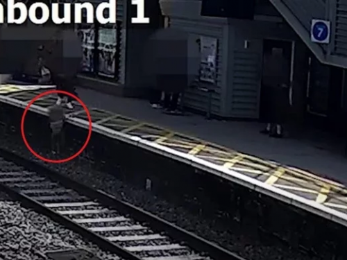 疾行火車險輾過…3歲男童「倒退嚕」爬行跌落鐵軌 英勇男神救援畫面曝