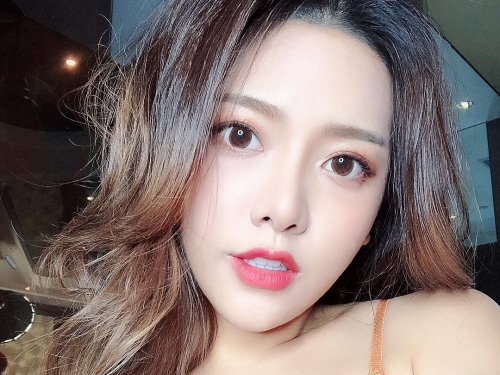 甜美女孩「Iris 霍萱」胸前開洞差點掉出　若隱若現引人噴火！