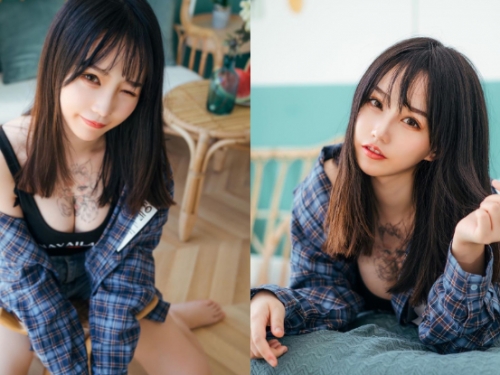 太標緻！天菜正妹「洛洛子Rakuko」床邊袒露雪白嫩乳，性感的慵懶姿態激起無限征服慾！