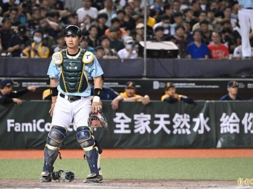 中職》去年季中就遇肩傷困擾 吳明鴻傷癒復出、本季首升一軍