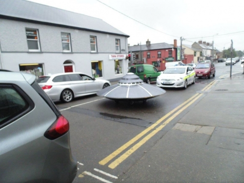 UFO街頭放閃「壓馬路」　愛爾蘭交警護送超大牌！