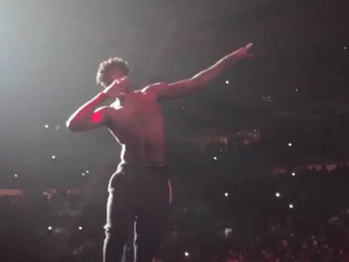 76人菜鳥「推特王」膝蓋受傷 看演唱會還衝上台脫衣瘋狂熱舞