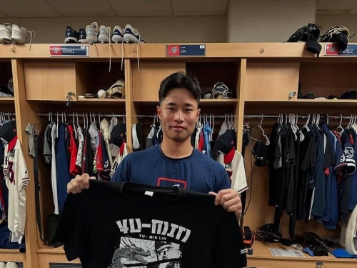 MLB》響尾蛇2A發放林昱珉霸氣刺青T恤！台語喊話：這機會毋通放過