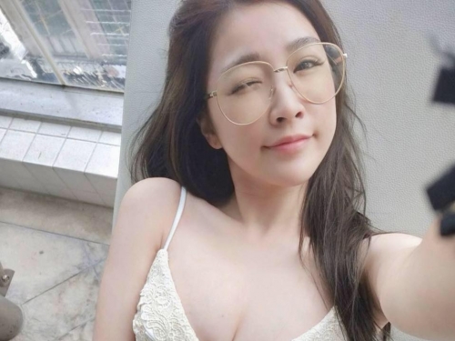 超濃厚的「鄰家奶妹」Bebe，深V爆乳裝窗邊自拍，性感胴體要快被看光啦！