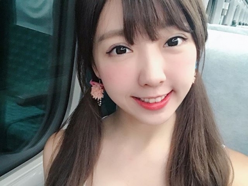 超孝順！清新高顏值「台大正妹」出門總是喜歡帶著「奶奶」跟大家打招呼！