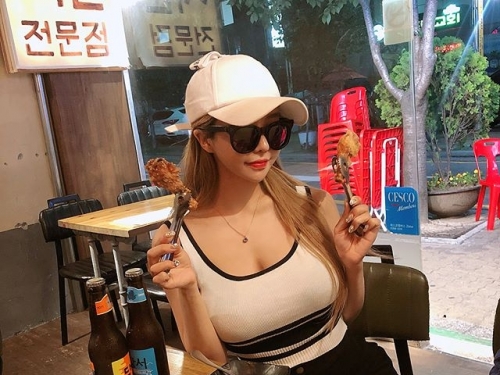 上圍豐滿到連肚臍都看不到！娜美級「神乳正妹」出沒，白皙飽滿長輩眼看快撐爆上衣了！