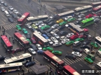 大陸十字路死鎖狀態，只能放了方向盤